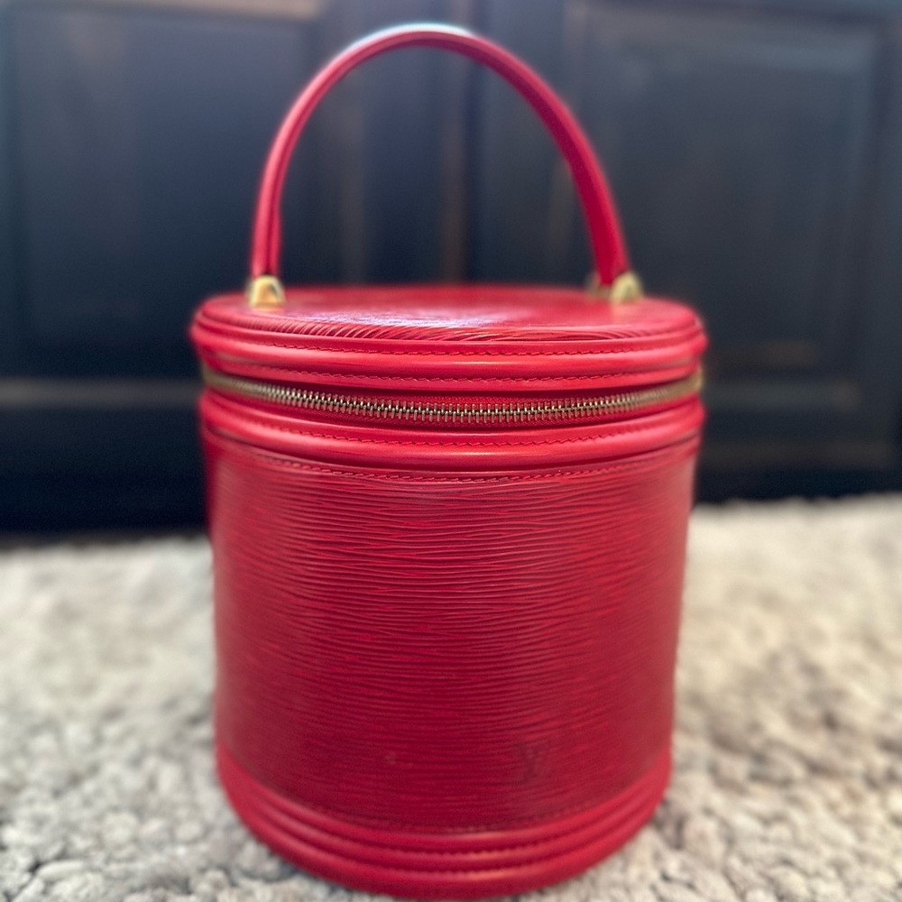 LOUIS VUITTON
Epi Cannes Rouge Vanity Bag - Red